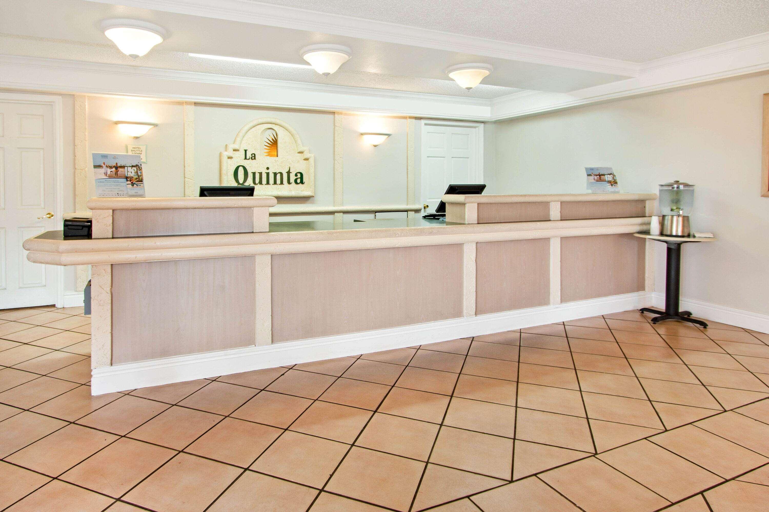 La Quinta Inn By Wyndham Albuquerque Airport Exterior photo
